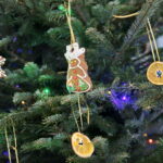 Akcja "Choinka pod choinkę". Ubieranie drzewka przez Ojców Oblatów z Klasztoru Misjonarzy Oblatów Maryi Niepokalanej na Świętym Krzyżu / Marzena Mąkosa / Radio Kielce