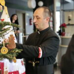 Akcja "Choinka pod choinkę". Ubieranie drzewka przez Ojców Oblatów z Klasztoru Misjonarzy Oblatów Maryi Niepokalanej na Świętym Krzyżu / Marzena Mąkosa / Radio Kielce