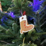 Akcja "Choinka pod choinkę". Ubieranie drzewka przez Ojców Oblatów z Klasztoru Misjonarzy Oblatów Maryi Niepokalanej na Świętym Krzyżu / Marzena Mąkosa / Radio Kielce