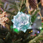 Akcja "Choinka pod choinkę". Ubieranie drzewka przez Ojców Oblatów z Klasztoru Misjonarzy Oblatów Maryi Niepokalanej na Świętym Krzyżu / Marzena Mąkosa / Radio Kielce