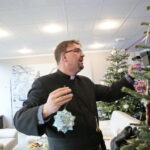 Akcja "Choinka pod choinkę". Ubieranie drzewka przez Ojców Oblatów z Klasztoru Misjonarzy Oblatów Maryi Niepokalanej na Świętym Krzyżu / Marzena Mąkosa / Radio Kielce