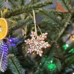 Akcja "Choinka pod choinkę". Ubieranie drzewka przez Ojców Oblatów z Klasztoru Misjonarzy Oblatów Maryi Niepokalanej na Świętym Krzyżu / Marzena Mąkosa / Radio Kielce