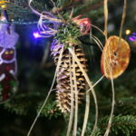 Akcja "Choinka pod choinkę". Ubieranie drzewka przez Ojców Oblatów z Klasztoru Misjonarzy Oblatów Maryi Niepokalanej na Świętym Krzyżu / Marzena Mąkosa / Radio Kielce