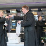 Akcja "Choinka pod choinkę". Ubieranie drzewka przez Ojców Oblatów z Klasztoru Misjonarzy Oblatów Maryi Niepokalanej na Świętym Krzyżu / Marzena Mąkosa / Radio Kielce