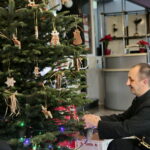 Akcja "Choinka pod choinkę". Ubieranie drzewka przez Ojców Oblatów z Klasztoru Misjonarzy Oblatów Maryi Niepokalanej na Świętym Krzyżu / Marzena Mąkosa / Radio Kielce