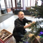 Akcja "Choinka pod choinkę". Ubieranie drzewka przez Ojców Oblatów z Klasztoru Misjonarzy Oblatów Maryi Niepokalanej na Świętym Krzyżu / Marzena Mąkosa / Radio Kielce