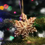 Akcja "Choinka pod choinkę". Ubieranie drzewka przez Ojców Oblatów z Klasztoru Misjonarzy Oblatów Maryi Niepokalanej na Świętym Krzyżu / Marzena Mąkosa / Radio Kielce