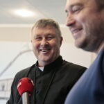 Akcja "Choinka pod choinkę". Ubieranie drzewka przez Ojców Oblatów z Klasztoru Misjonarzy Oblatów Maryi Niepokalanej na Świętym Krzyżu / Marzena Mąkosa / Radio Kielce