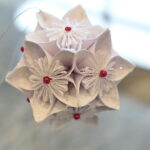 Akcja "Choinka pod choinkę". Ubieranie drzewka przez Ojców Oblatów z Klasztoru Misjonarzy Oblatów Maryi Niepokalanej na Świętym Krzyżu / Marzena Mąkosa / Radio Kielce