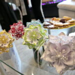 Akcja "Choinka pod choinkę". Ubieranie drzewka przez Ojców Oblatów z Klasztoru Misjonarzy Oblatów Maryi Niepokalanej na Świętym Krzyżu / Marzena Mąkosa / Radio Kielce