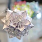 Akcja "Choinka pod choinkę". Ubieranie drzewka przez Ojców Oblatów z Klasztoru Misjonarzy Oblatów Maryi Niepokalanej na Świętym Krzyżu / Marzena Mąkosa / Radio Kielce