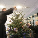 Akcja "Choinka pod choinkę". Ubieranie drzewka przez Ojców Oblatów z Klasztoru Misjonarzy Oblatów Maryi Niepokalanej na Świętym Krzyżu / Marzena Mąkosa / Radio Kielce