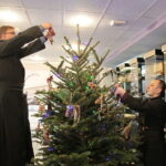 Akcja "Choinka pod choinkę". Ubieranie drzewka przez Ojców Oblatów z Klasztoru Misjonarzy Oblatów Maryi Niepokalanej na Świętym Krzyżu / Marzena Mąkosa / Radio Kielce