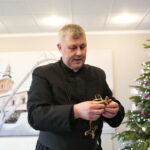 Akcja "Choinka pod choinkę". Ubieranie drzewka przez Ojców Oblatów z Klasztoru Misjonarzy Oblatów Maryi Niepokalanej na Świętym Krzyżu / Marzena Mąkosa / Radio Kielce