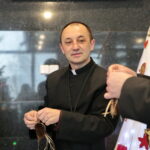 Akcja "Choinka pod choinkę". Ubieranie drzewka przez Ojców Oblatów z Klasztoru Misjonarzy Oblatów Maryi Niepokalanej na Świętym Krzyżu / Marzena Mąkosa / Radio Kielce