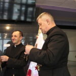 Akcja "Choinka pod choinkę". Ubieranie drzewka przez Ojców Oblatów z Klasztoru Misjonarzy Oblatów Maryi Niepokalanej na Świętym Krzyżu / Marzena Mąkosa / Radio Kielce