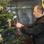 Akcja "Choinka pod choinkę". Ubieranie drzewka przez Ojców Oblatów z Klasztoru Misjonarzy Oblatów Maryi Niepokalanej na Świętym Krzyżu / Marzena Mąkosa / Radio Kielce