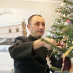 Akcja "Choinka pod choinkę". Ubieranie drzewka przez Ojców Oblatów z Klasztoru Misjonarzy Oblatów Maryi Niepokalanej na Świętym Krzyżu / Marzena Mąkosa / Radio Kielce