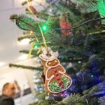 Akcja "Choinka pod choinkę". Ubieranie drzewka przez Ojców Oblatów z Klasztoru Misjonarzy Oblatów Maryi Niepokalanej na Świętym Krzyżu / Marzena Mąkosa / Radio Kielce