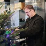 Akcja "Choinka pod choinkę". Ubieranie drzewka przez Ojców Oblatów z Klasztoru Misjonarzy Oblatów Maryi Niepokalanej na Świętym Krzyżu / Marzena Mąkosa / Radio Kielce