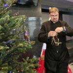 Akcja "Choinka pod choinkę". Ubieranie drzewka przez Ojców Oblatów z Klasztoru Misjonarzy Oblatów Maryi Niepokalanej na Świętym Krzyżu / Marzena Mąkosa / Radio Kielce