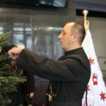 Akcja "Choinka pod choinkę". Ubieranie drzewka przez Ojców Oblatów z Klasztoru Misjonarzy Oblatów Maryi Niepokalanej na Świętym Krzyżu / Marzena Mąkosa / Radio Kielce