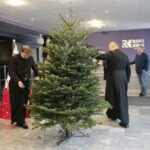 Akcja "Choinka pod choinkę". Ubieranie drzewka przez Ojców Oblatów z Klasztoru Misjonarzy Oblatów Maryi Niepokalanej na Świętym Krzyżu / Marzena Mąkosa / Radio Kielce