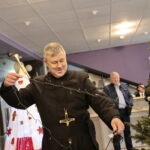 Akcja "Choinka pod choinkę". Ubieranie drzewka przez Ojców Oblatów z Klasztoru Misjonarzy Oblatów Maryi Niepokalanej na Świętym Krzyżu / Marzena Mąkosa / Radio Kielce