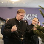 Akcja "Choinka pod choinkę". Ubieranie drzewka przez Ojców Oblatów z Klasztoru Misjonarzy Oblatów Maryi Niepokalanej na Świętym Krzyżu / Marzena Mąkosa / Radio Kielce