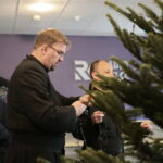 Akcja "Choinka pod choinkę". Ubieranie drzewka przez Ojców Oblatów z Klasztoru Misjonarzy Oblatów Maryi Niepokalanej na Świętym Krzyżu / Marzena Mąkosa / Radio Kielce