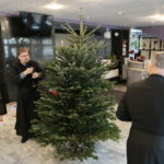 Akcja "Choinka pod choinkę". Ubieranie drzewka przez Ojców Oblatów z Klasztoru Misjonarzy Oblatów Maryi Niepokalanej na Świętym Krzyżu / Marzena Mąkosa / Radio Kielce