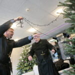 Akcja "Choinka pod choinkę". Ubieranie drzewka przez Ojców Oblatów z Klasztoru Misjonarzy Oblatów Maryi Niepokalanej na Świętym Krzyżu / Marzena Mąkosa / Radio Kielce