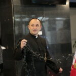 Akcja "Choinka pod choinkę". Ubieranie drzewka przez Ojców Oblatów z Klasztoru Misjonarzy Oblatów Maryi Niepokalanej na Świętym Krzyżu / Marzena Mąkosa / Radio Kielce