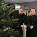 Akcja "Choinka pod choinkę". Ubieranie drzewka przez Ojców Oblatów z Klasztoru Misjonarzy Oblatów Maryi Niepokalanej na Świętym Krzyżu / Marzena Mąkosa / Radio Kielce