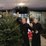 Akcja "Choinka pod choinkę". Ubieranie drzewka przez Ojców Oblatów z Klasztoru Misjonarzy Oblatów Maryi Niepokalanej na Świętym Krzyżu / Marzena Mąkosa / Radio Kielce