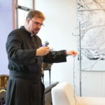 Akcja "Choinka pod choinkę". Ubieranie drzewka przez Ojców Oblatów z Klasztoru Misjonarzy Oblatów Maryi Niepokalanej na Świętym Krzyżu / Marzena Mąkosa / Radio Kielce