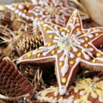 Akcja "Choinka pod choinkę". Ubieranie drzewka przez Ojców Oblatów z Klasztoru Misjonarzy Oblatów Maryi Niepokalanej na Świętym Krzyżu / Marzena Mąkosa / Radio Kielce