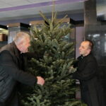 Akcja "Choinka pod choinkę". Ubieranie drzewka przez Ojców Oblatów z Klasztoru Misjonarzy Oblatów Maryi Niepokalanej na Świętym Krzyżu / Marzena Mąkosa / Radio Kielce