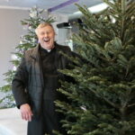 Akcja "Choinka pod choinkę". Ubieranie drzewka przez Ojców Oblatów z Klasztoru Misjonarzy Oblatów Maryi Niepokalanej na Świętym Krzyżu / Marzena Mąkosa / Radio Kielce