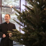 Akcja "Choinka pod choinkę". Ubieranie drzewka przez Ojców Oblatów z Klasztoru Misjonarzy Oblatów Maryi Niepokalanej na Świętym Krzyżu / Marzena Mąkosa / Radio Kielce