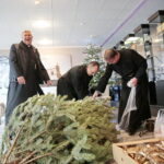 Akcja "Choinka pod choinkę". Ubieranie drzewka przez Ojców Oblatów z Klasztoru Misjonarzy Oblatów Maryi Niepokalanej na Świętym Krzyżu / Marzena Mąkosa / Radio Kielce