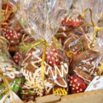 Akcja "Choinka pod choinkę". Ubieranie drzewka przez Ojców Oblatów z Klasztoru Misjonarzy Oblatów Maryi Niepokalanej na Świętym Krzyżu / Marzena Mąkosa / Radio Kielce