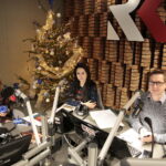 Akcja "Choinka pod choinkę". Na zdjęciu (od lewej): Anna Zielińska-Brudek - poetka, Monika Miller - Radio Kielce i Stanisław Blinstrub -Radio Kielce / Marzena Mąkosa / Radio Kielce