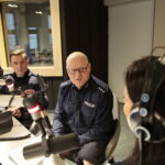 Choinka pod choinkę. Drugi dzień akcji. Na zdjęciu (od lewej): komisarz Kamil Tokarski - rzecznik Komendanta Wojewódzkiego Policji i komisarz Mariusz Szajowski z wydziału kadr i szkolenia Komendy Wojewódzkiej Policji w Kielcach / Marzena Mąkosa / Radio Kielce