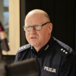Choinka pod choinkę. Drugi dzień akcji. Na zdjęciu: komisarz Mariusz Szajowski z wydziału kadr i szkolenia Komendy Wojewódzkiej Policji w Kielcach / Marzena Mąkosa / Radio Kielce
