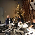 Choinka pod choinkę. Drugi dzień akcji. Na zdjęciu (od lewej): komisarz Kamil Tokarski - rzecznik Komendanta Wojewódzkiego Policji, komisarz Mariusz Szajowski z wydziału kadr i szkolenia Komendy Wojewódzkiej Policji w Kielcach, Monika Miller - Radio Kielce i Robert Szumielewicz - Radio Kielce  / Marzena Mąkosa / Radio Kielce