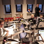 Akcja "Choinka pod choinkę". Trzeci dzień. Spotkanie z dziećmi z Dziecięcej Drużyny Pożarniczej z Woli Morawickiej oraz Pauliną Piecyk - opiekunką drużyny i druhną Wiktorią Rejment / Marzena Mąkosa / Radio Kielce