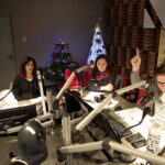 Akcja "Choinka pod choinkę". Trzeci dzień. Spotkanie z dziećmi z Dziecięcej Drużyny Pożarniczej z Woli Morawickiej oraz Pauliną Piecyk - opiekunką drużyny i druhną Wiktorią Rejment / Marzena Mąkosa / Radio Kielce