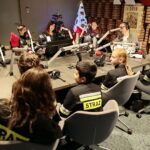 Akcja "Choinka pod choinkę". Trzeci dzień. Spotkanie z dziećmi z Dziecięcej Drużyny Pożarniczej z Woli Morawickiej oraz Pauliną Piecyk - opiekunką drużyny i druhną Wiktorią Rejment / Marzena Mąkosa / Radio Kielce