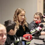 Akcja "Choinka pod choinkę". Trzeci dzień. Spotkanie z dziećmi z Dziecięcej Drużyny Pożarniczej z Woli Morawickiej oraz Pauliną Piecyk - opiekunką drużyny i druhną Wiktorią Rejment / Marzena Mąkosa / Radio Kielce